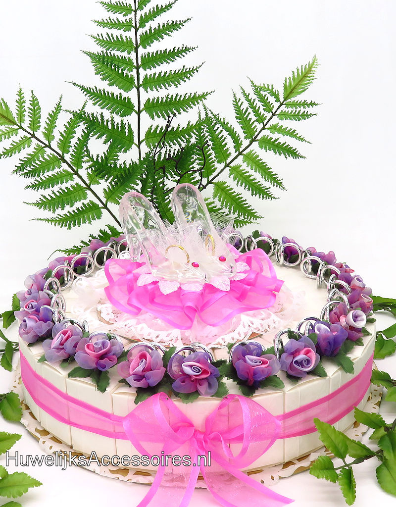 Bruiloft bedankjes taart versierd met zilver ringen en bloemen