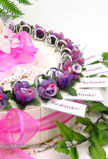 Bruiloft bedankjes taart versierd met zilver ringen en bloemen