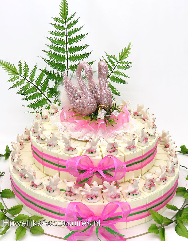 Bruiloft bedankjes taart versierd met tortelduiven