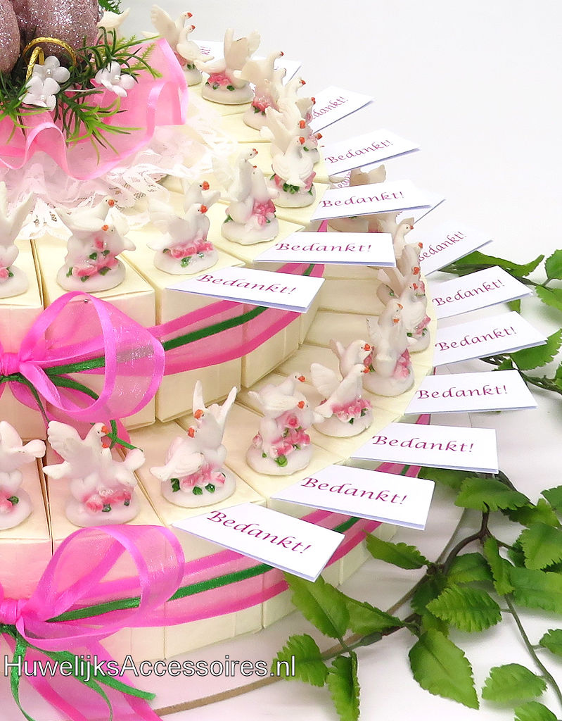 Bruiloft bedankjes taart versierd met tortelduiven