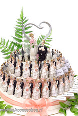 Bruidssuiker taart versierd met bruidsparen met zalm lint