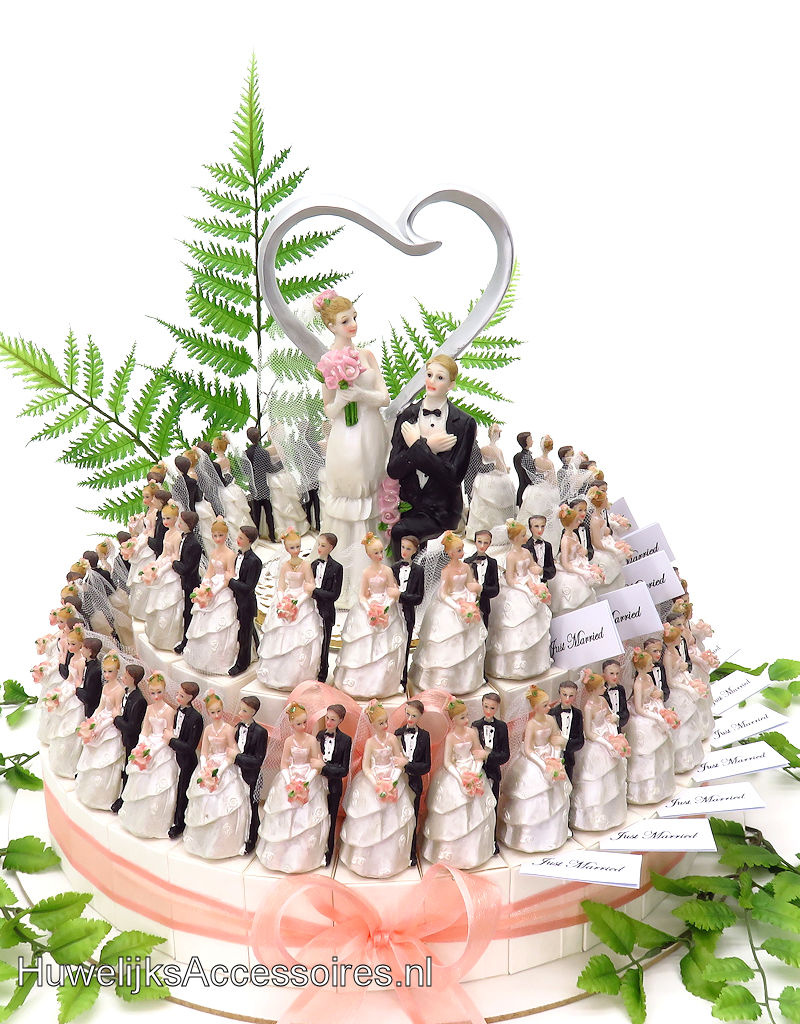 Bruidssuiker taart versierd met bruidsparen met zalm lint