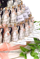 Bruidssuiker taart versierd met bruidsparen met zalm lint