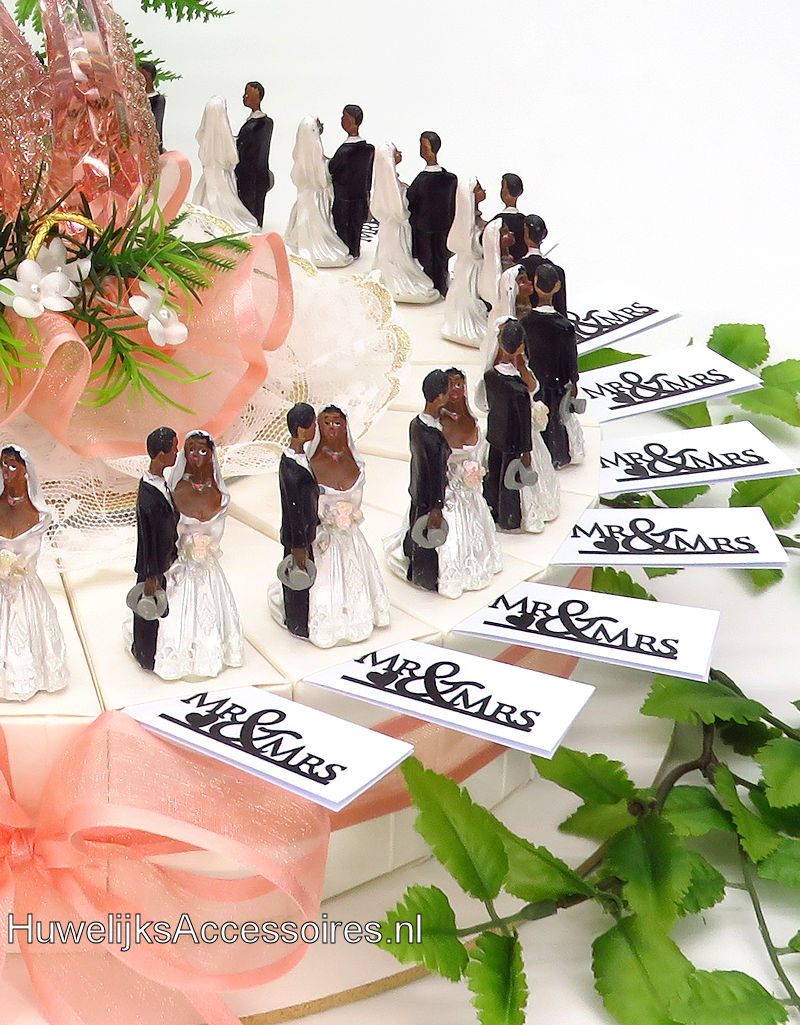 Huwelijksbedankjes taart met mooie zwarte bruidsparen