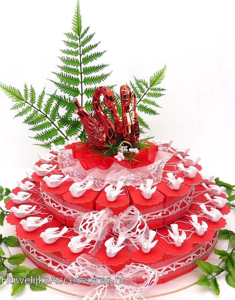 Bruiloft bedankjes taart versierd met geluksduifjes