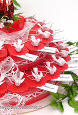 Bruiloft bedankjes taart versierd met geluksduifjes