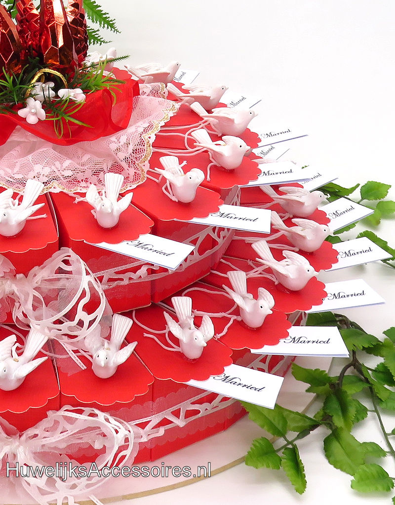 Bruiloft bedankjes taart versierd met geluksduifjes