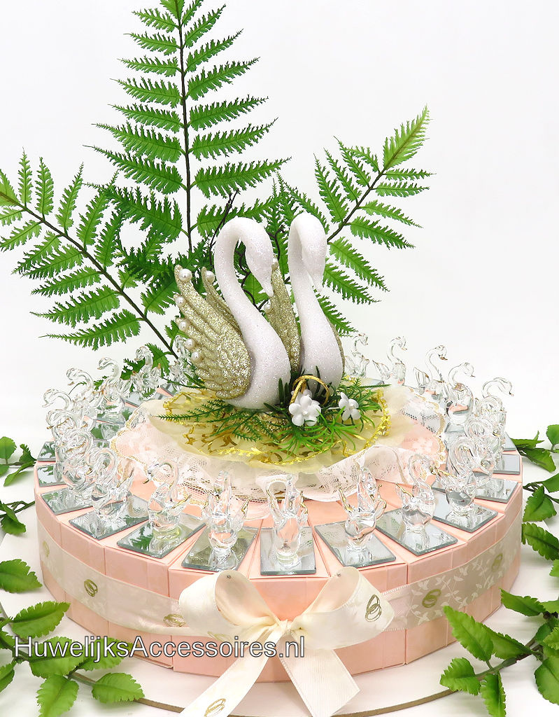 Zeer mooie bruiloft bedankjes taart met glazen zwanen op spiegels