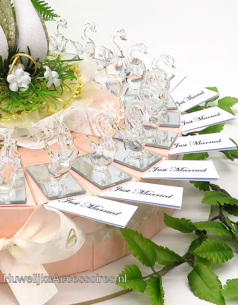 Zeer mooie bruiloft bedankjes taart met glazen zwanen op spiegels
