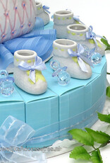 Geboorte taart bedankjes met blauwe speentjes en schoentjes