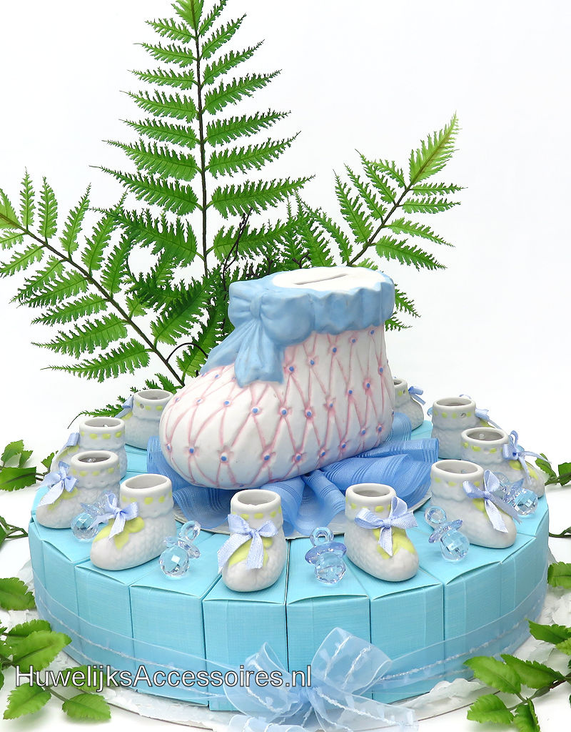 Geboorte taart bedankjes met blauwe speentjes en schoentjes