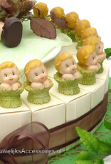 Doop bedankjes met kindertjes die in het gras zitten