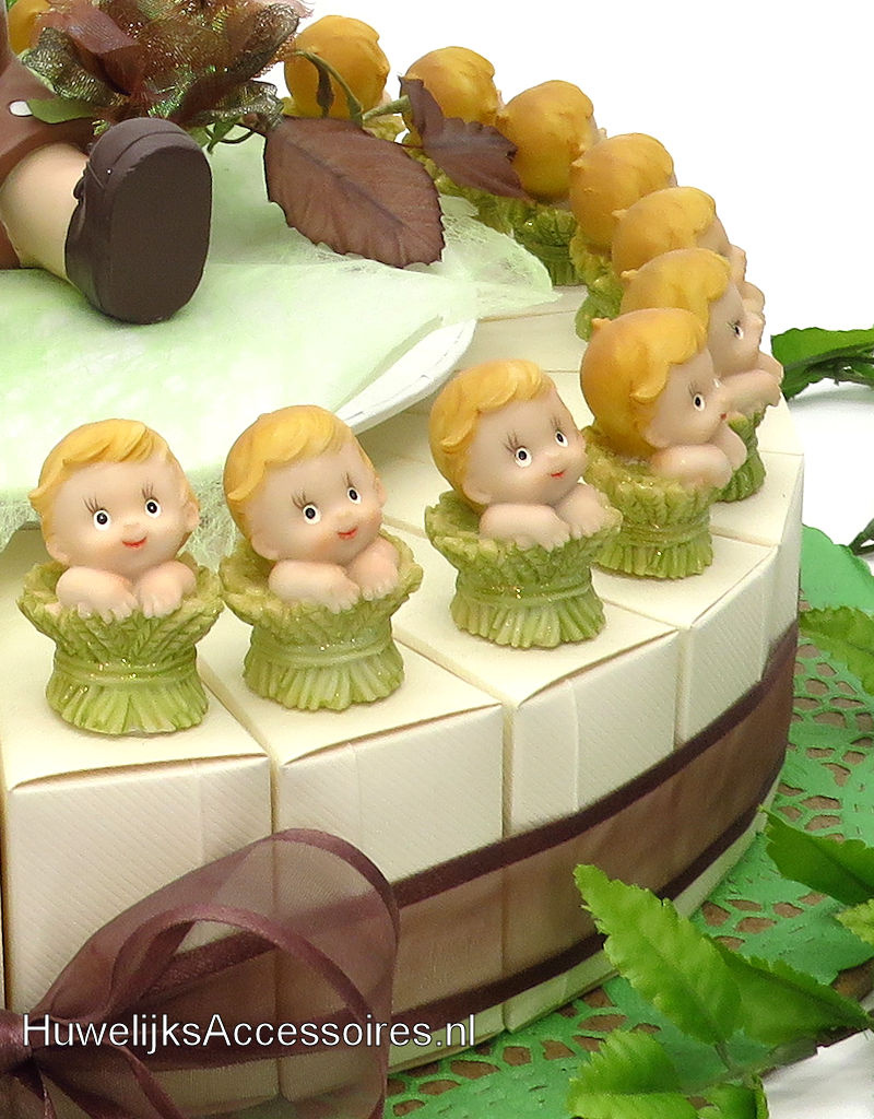 Doop bedankjes met kindertjes die in het gras zitten