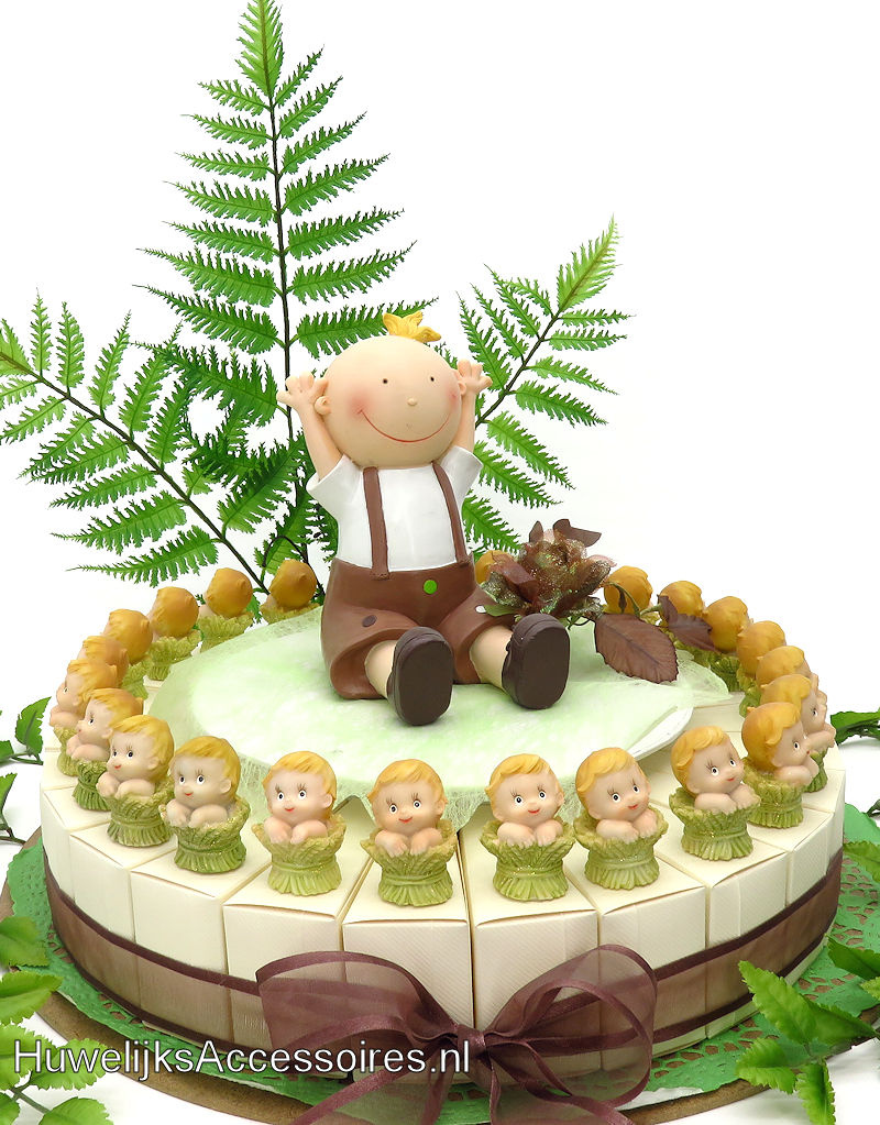 Doop bedankjes met kindertjes die in het gras zitten