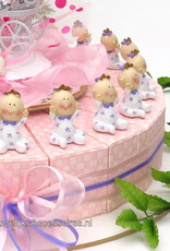 Bedankjes met baby's die in witte en lila pyjama's aanhebben