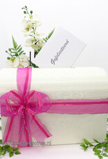 Schitterende crème enveloppendoos met fuchsia en goud lint