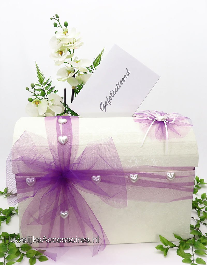 Enveloppendoos crème versierd met hartjes en paarse tule