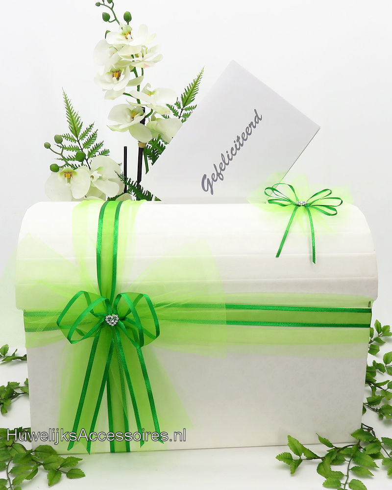 Wit enveloppendoos versierd met groene tule en lint