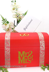 Mr & Mrs rood huwelijks enveloppendoos versierd met goud lint