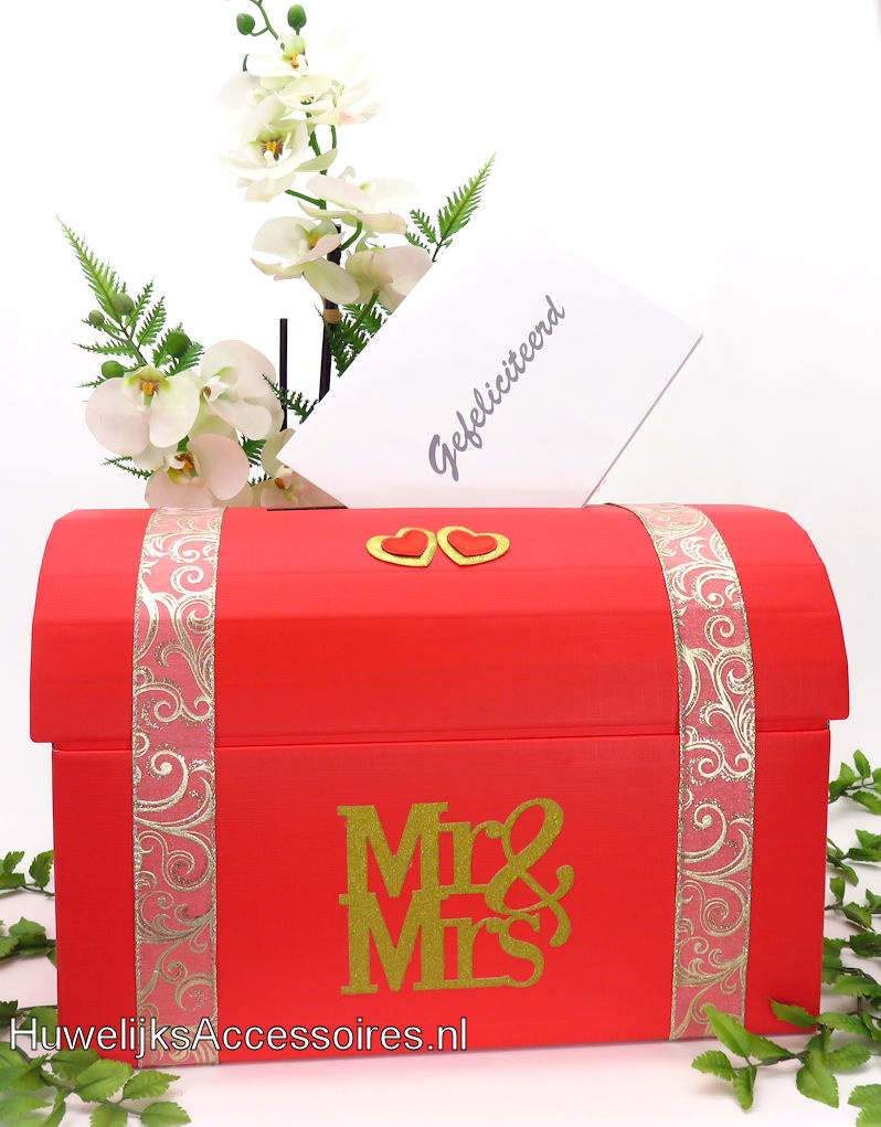 Mr & Mrs rood huwelijks enveloppendoos versierd met goud lint