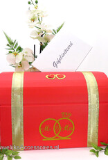 Mr & Mrs "trouwringen" rood enveloppendoos versierd met goud lint