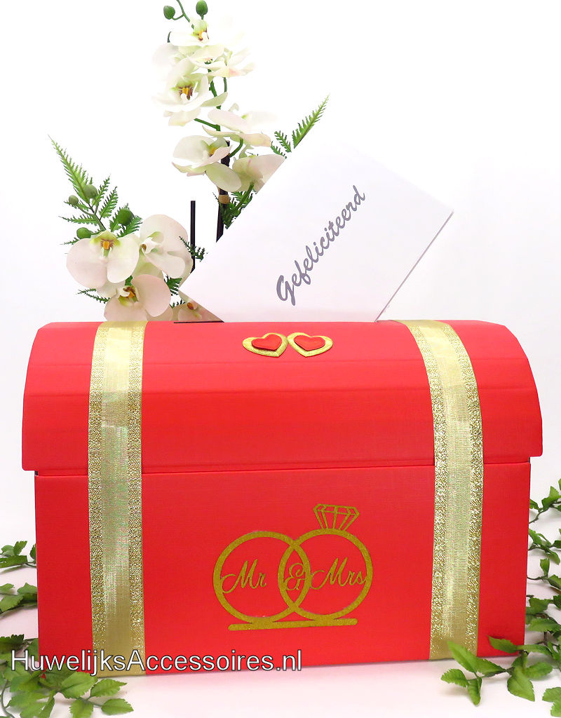 Mr & Mrs "trouwringen" rood enveloppendoos versierd met goud lint