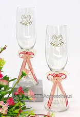 Champagneglazen versierd met gouden trouwklokken