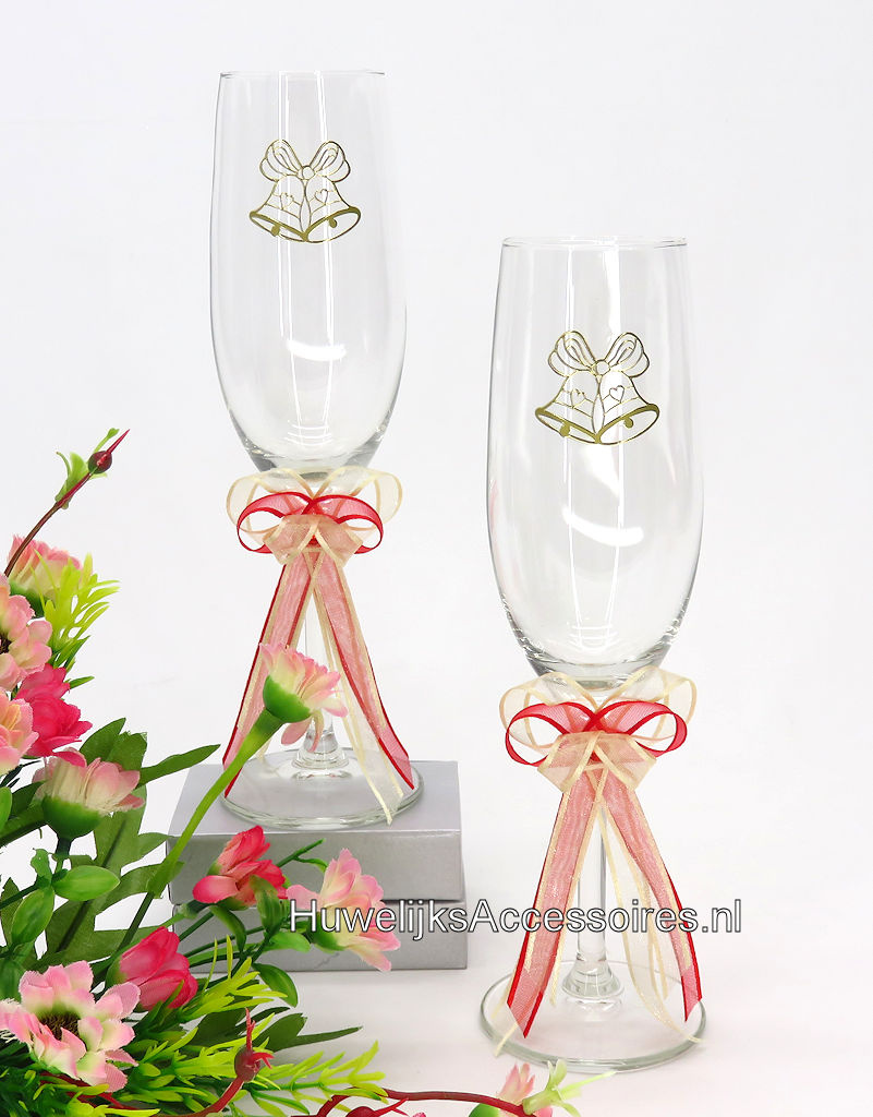 Champagneglazen versierd met gouden trouwklokken