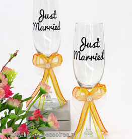 Champagneglazen versierd met oranje strikjes