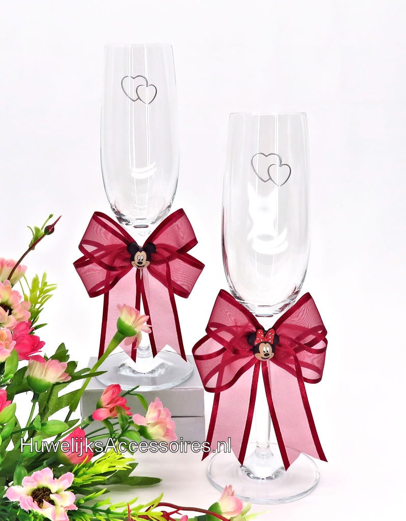 Disney Champagneglazen met Mickey en Minnie versierd met kersenrood strik