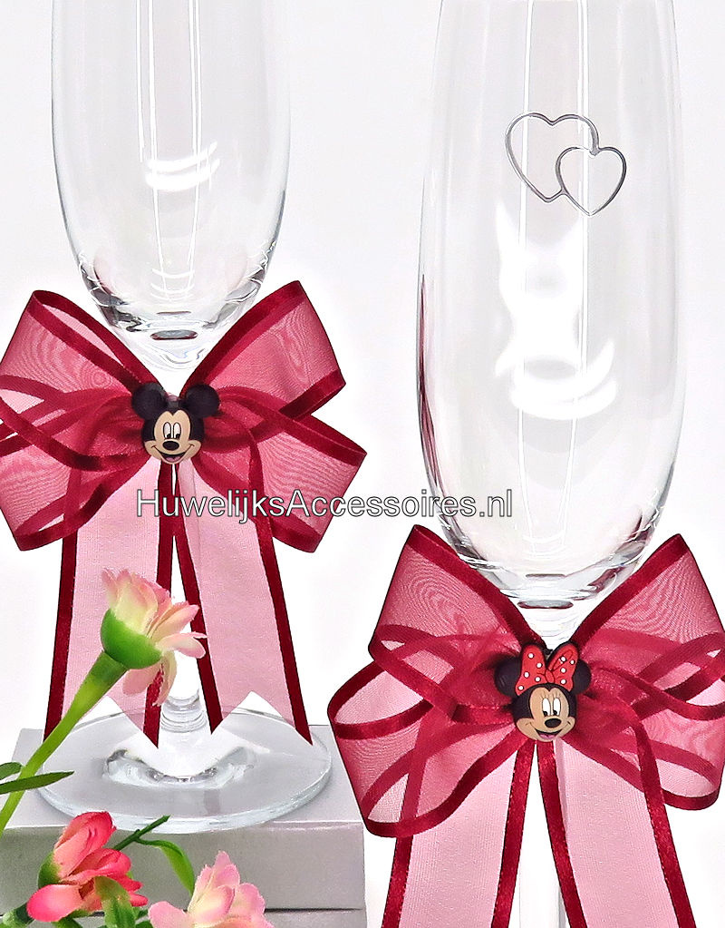 Disney Champagneglazen met Mickey en Minnie versierd met kersenrood strik
