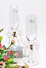 Disney Champagneglazen met Mickey en Minnie versierd met grote witte strikken