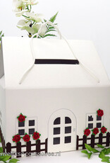 Witte 'huisje' enveloppendoos versierd met rood roosjes