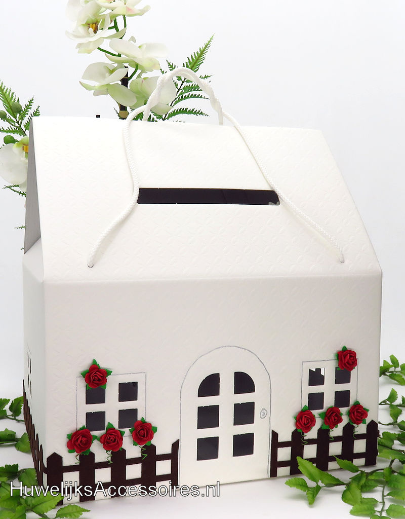 Witte 'huisje' enveloppendoos versierd met rood roosjes