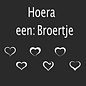 JERMA allerhandestickers Geboorte sticker Hoera een broertje wit.