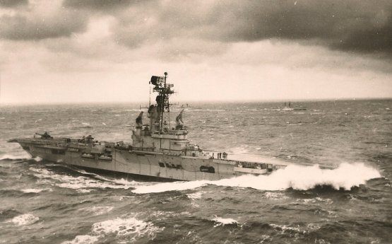 10.11.048 HrMs vliegkampschip 