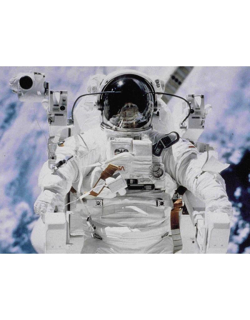 MBT 50.20.002 astronaut met MMU