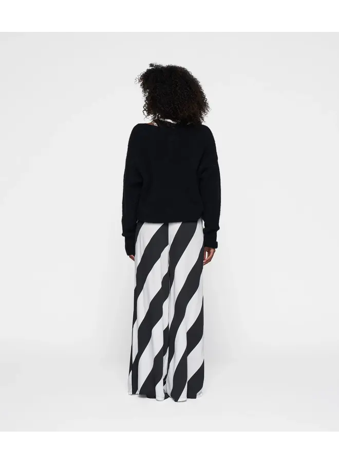 Deep Neck Knit Sweater - black