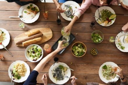 Wat geeft de Nederlander gemiddeld uit aan uit eten?  