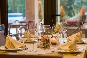 Restaurant - tafel - glazen - eten - drinken