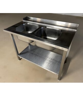 Occasion: RVS Spoeltafel met 2 spoelbakken | Met onderplank & spatrand | (H)89,5x(B)120x(D)73,5cm Occasion: RVS Spoeltafel met 2 spoelbakken | Met onderplank & spatrand | (H)89,5x(B)120x(D)73,5cm