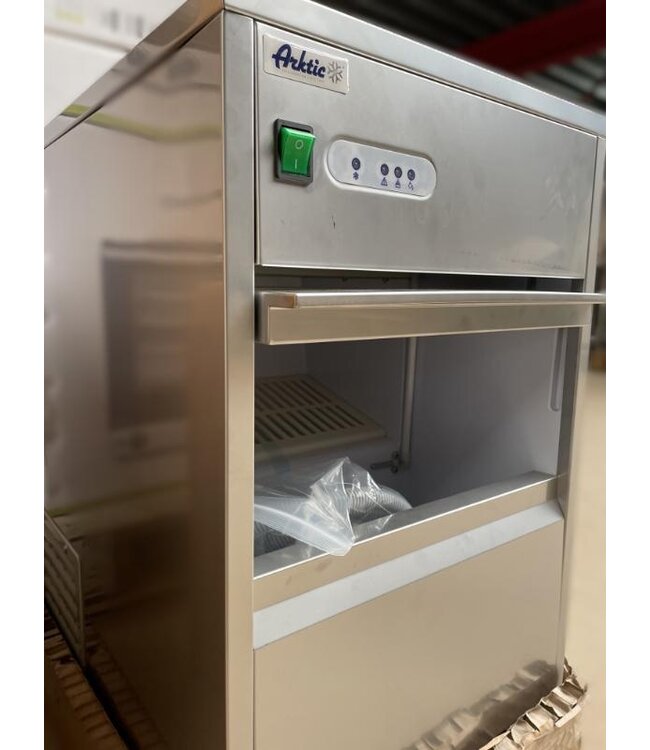 Showroom model: IJsblokjesmachine Kitchen Line | Holle ijsblokjes | 50kg/24u | 7kg bunker
