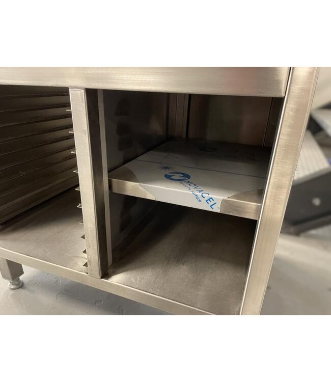 Occasion: Gesloten RVS onderstel met regalen links | 10x 1/1GN | 700x550x635mm