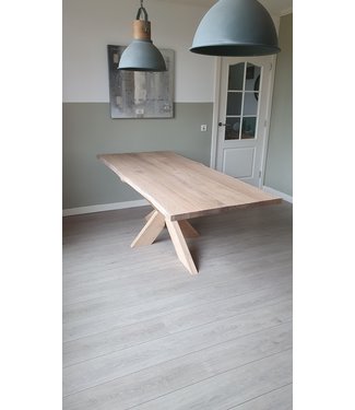 Robuuste boomstamtafel | Eiken | Houten spinpoot | Sittard