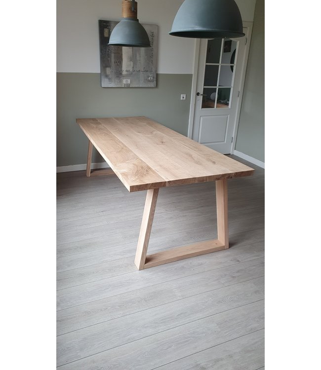 Robuuste tafel | Eiken | Houten trapezium-onderstel | Emmen