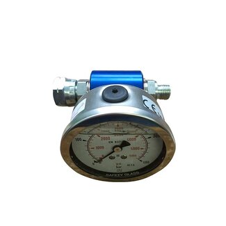 HOGE DRUK MANOMETER GEMONTEERD IN ADAPTER