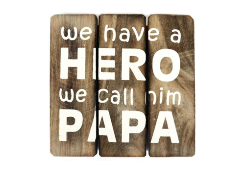 Houten Tekstplank / Tekstbord 20 cm "We have a HERO and we call him PAPA" - Kleur Naturel 