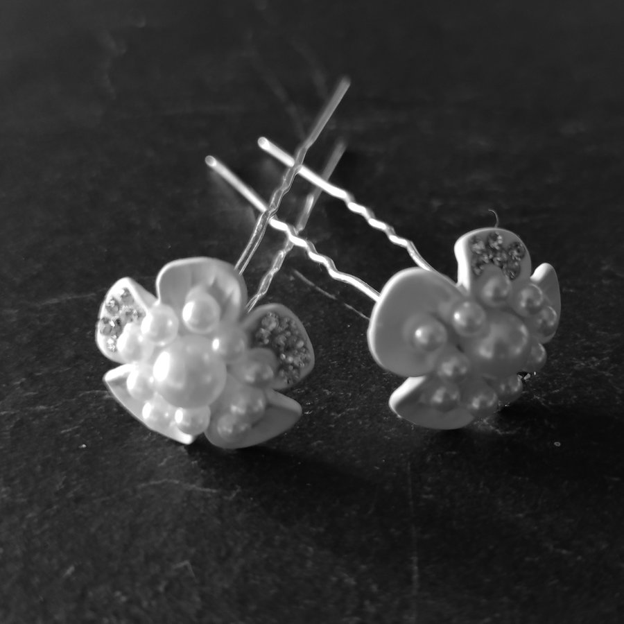 PaCaZa - Zilverkleurige Hairpins - Witte Bloem met Diamantjes en Pareltjes - 2 stuks-5