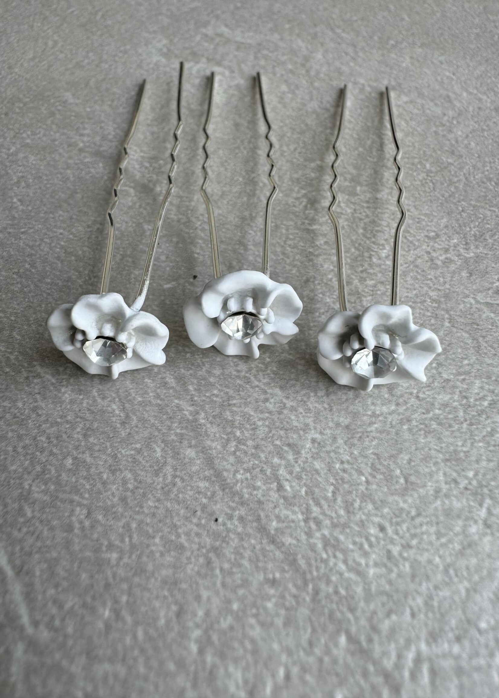 PaCaZa PaCaZa Hairpins - Zilverkleurig - Wit Bloemetje met Diamant - Set van 5