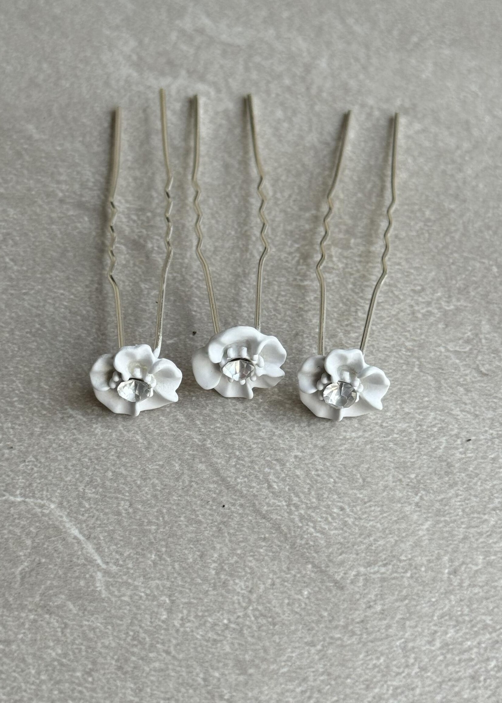PaCaZa PaCaZa Hairpins - Zilverkleurig - Wit Bloemetje met Diamant - Set van 5